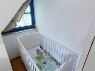 Kinderbett im Schlafzimmer mit Doppelbett