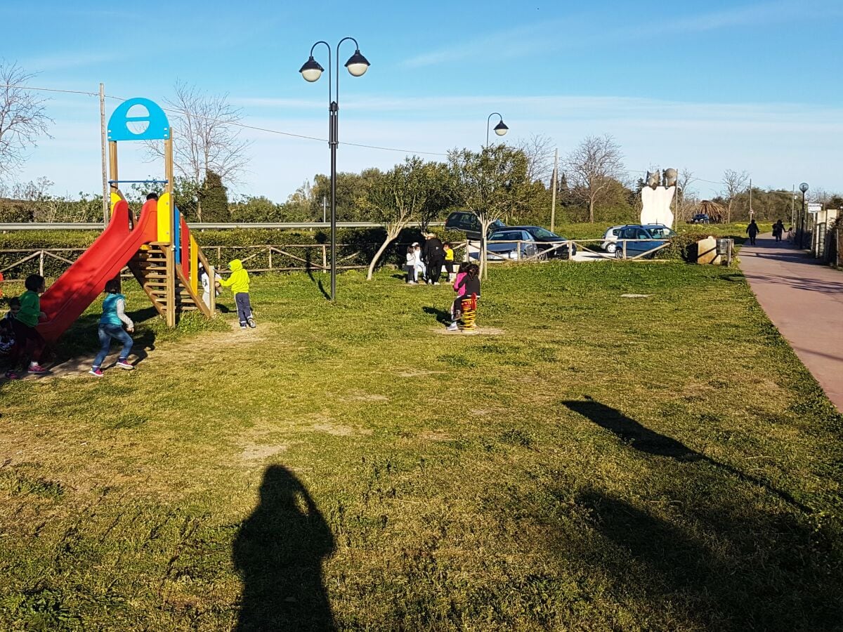 Spaziergang zum 500m² entfernten Spielplatz mit Bar