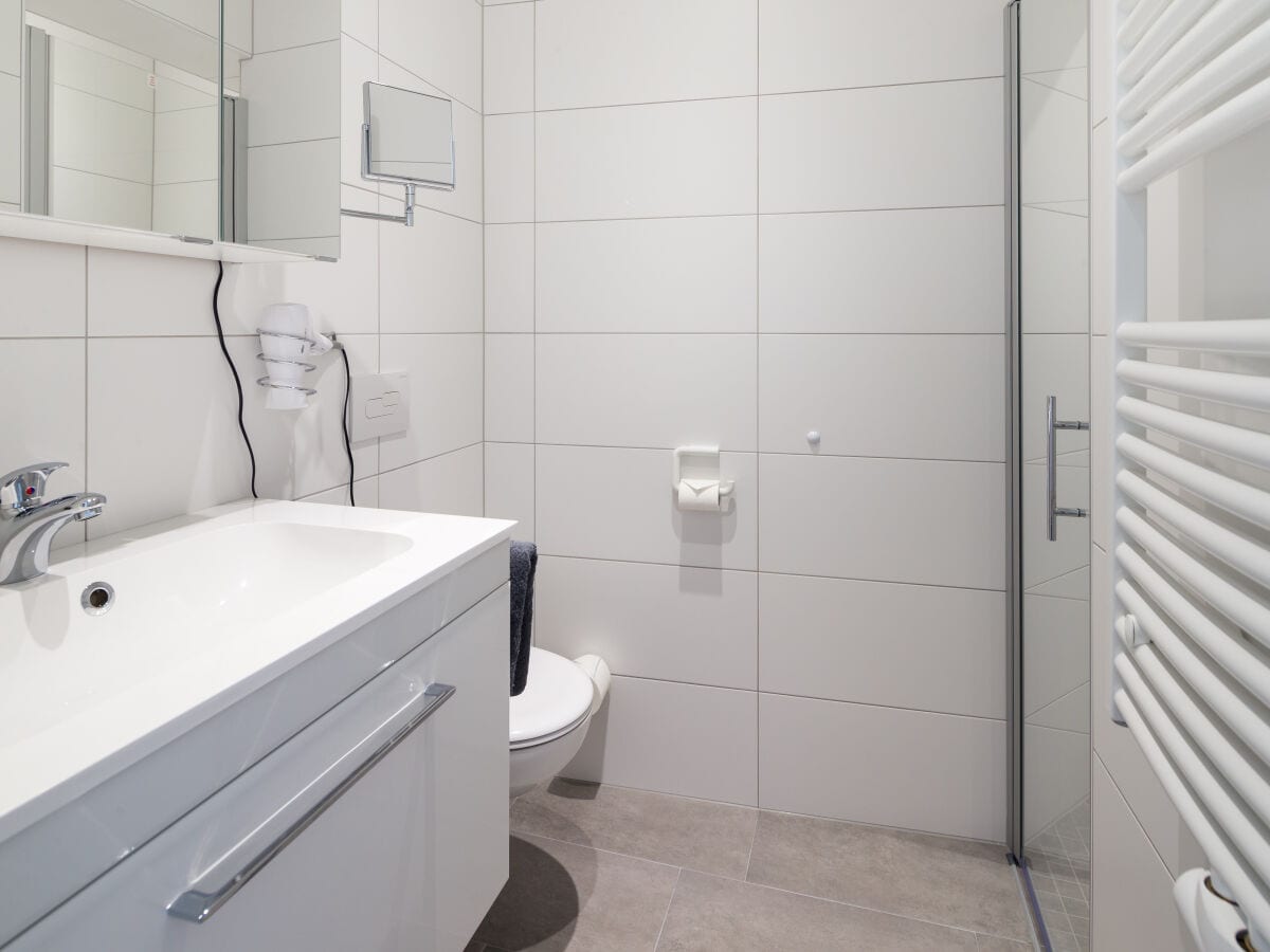 Badezimmer mit Dusche und WC,Spiegelschrank