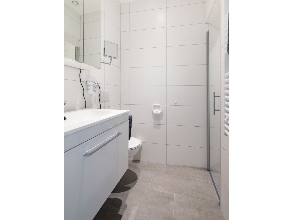 Badezimmer mit Dusche und WC,Spiegelschrank