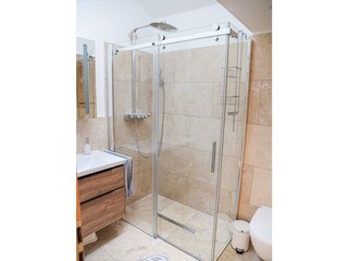 Bad Erdgeschoss mit Regenwald Dusche