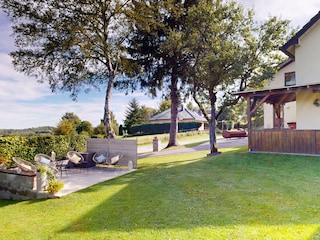 Garten mit Sonnenterrasse