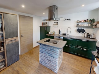 Küche, vollausgestattet mit Kochinsel