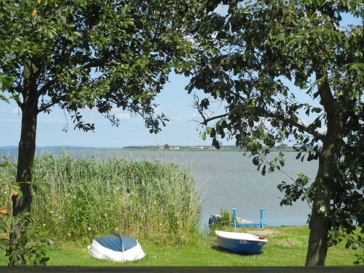 Blick von der Terrasse auf die Bootsanlegestelle