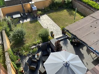 Blick vom Balkon in den Garten