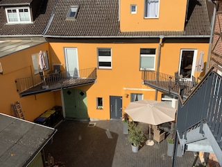 Blick vom Balkon in den Innenhof