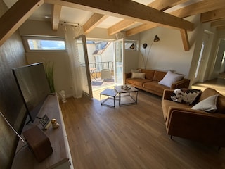 Wohnzimmer mit Blick auf Balkon