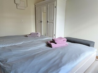 Schlafzimmer mit Kleiderschrank