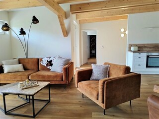 Wohnzimmer mit Zweisitzer & Sessel