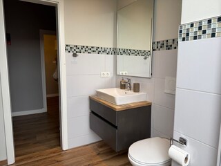 Bad WC, Waschtisch, Spiegel
