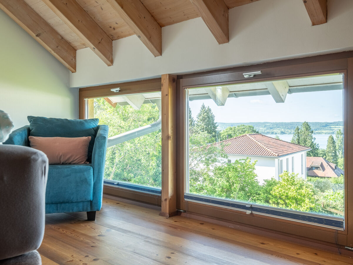 Seeblick über die Fußspitzen im Schlafzimmer