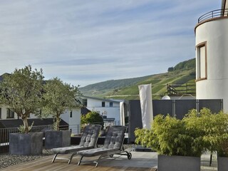 Terrasse der Villa 1 mit Sonnenliegen und Essplatz