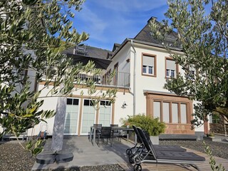 Terrasse Villa 1 mit Sonnenliegen und Essplatz