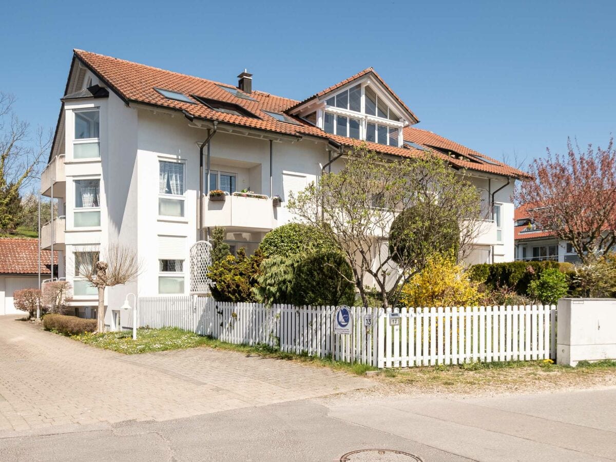 Außenansicht mit Loggia im Dachgeschoss (links)