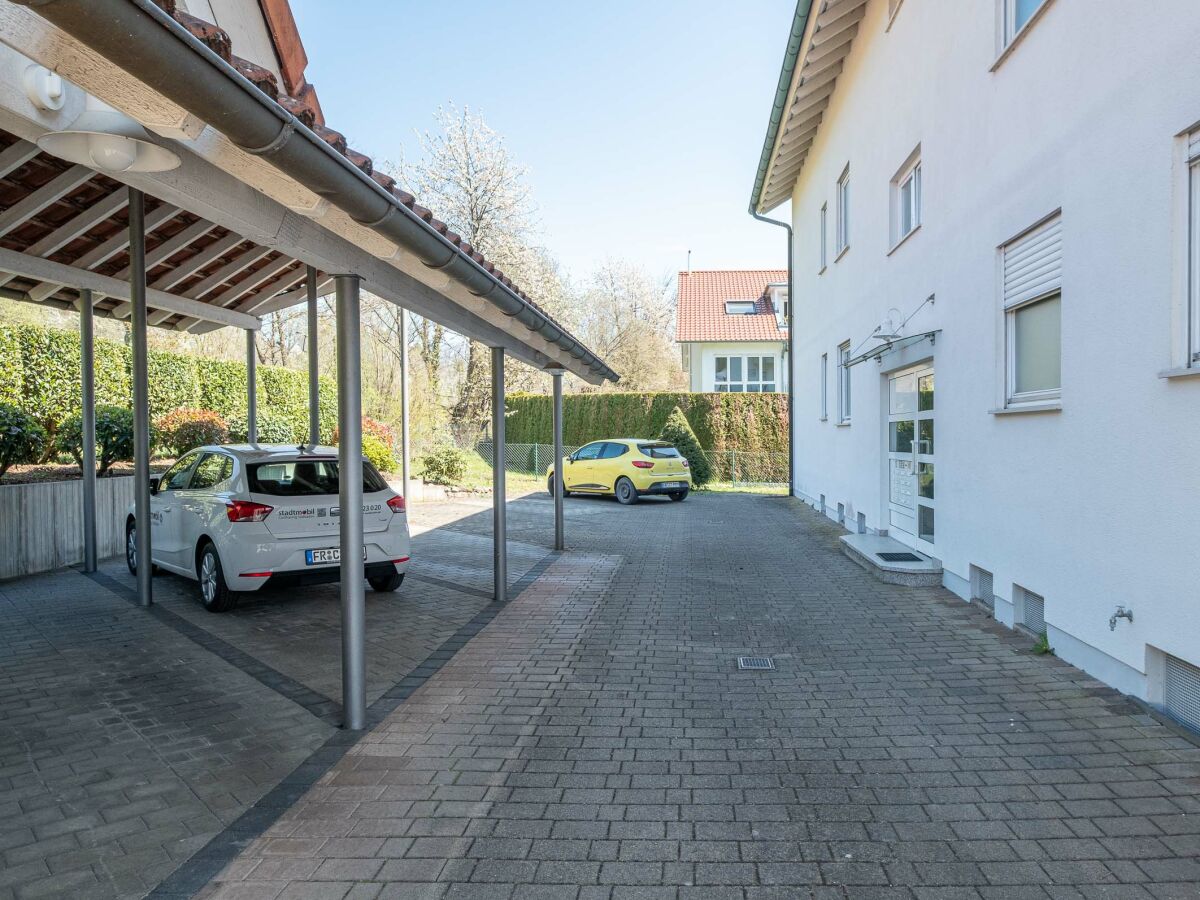 Carport-Stellplatz hinter dem Haus