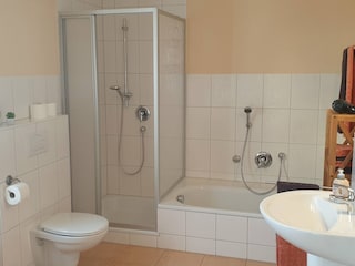 Badezimmer mit Dusche und Badewanne