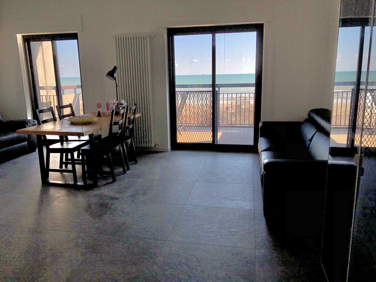 Wohnzimmer mit großem Balkon auf dem Strand