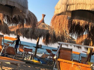 Parasol with 2 sunbeds incl.