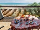 Frühstück auf großem Balkon auf dem Strand