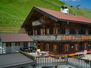 Hausansicht mit großer Terrasse