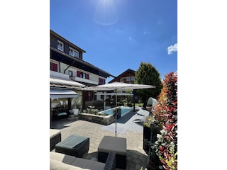 Im  Sommer Swimspa mit Gegenschwimmanlage und  Jacuzzi