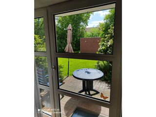 Terrasse mit Blick in den Garten