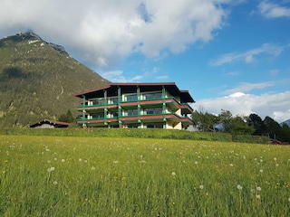 93 umgeben von Wiesen