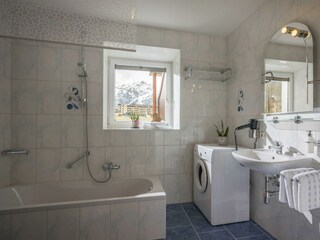 Bad mit Badewanne, Waschmaschine und WC - Top 4