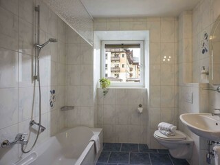 Bad mit Badewanne Dusche und WC