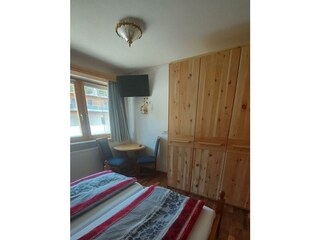 Schlafzimmer mit Fernseher