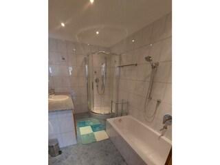 Badezimmer mit Dusche und Badewanne