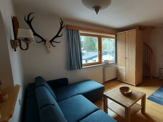 Wohnzimmer mit Sitzecke und Essecke