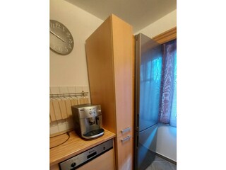 Küche mit großem Kühlschrank und Kaffeemaschine