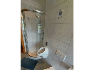 Dusche, Toilette und Urinoir