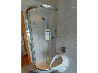 Dusche und Urinoir
