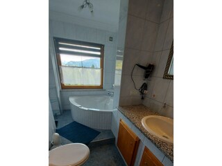Badezimmer mit Badewannen