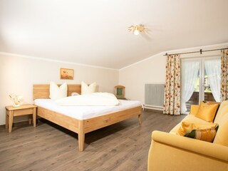 Schlafzimmer mit Balkonzugang