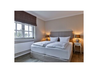 helles, großzügiges Schlafzimmer
