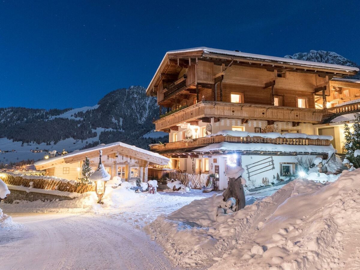 Rosenhof_Nacht_Alpbach_Winterurlaub_Almhütte