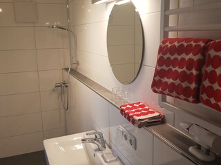 Badezimmer mit Dusche