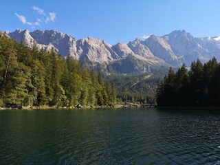 Der Eibsee unterhalb der Zugspitze