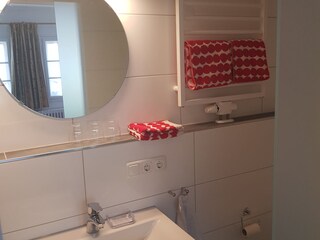 Badezimmer mit Dusche und WC