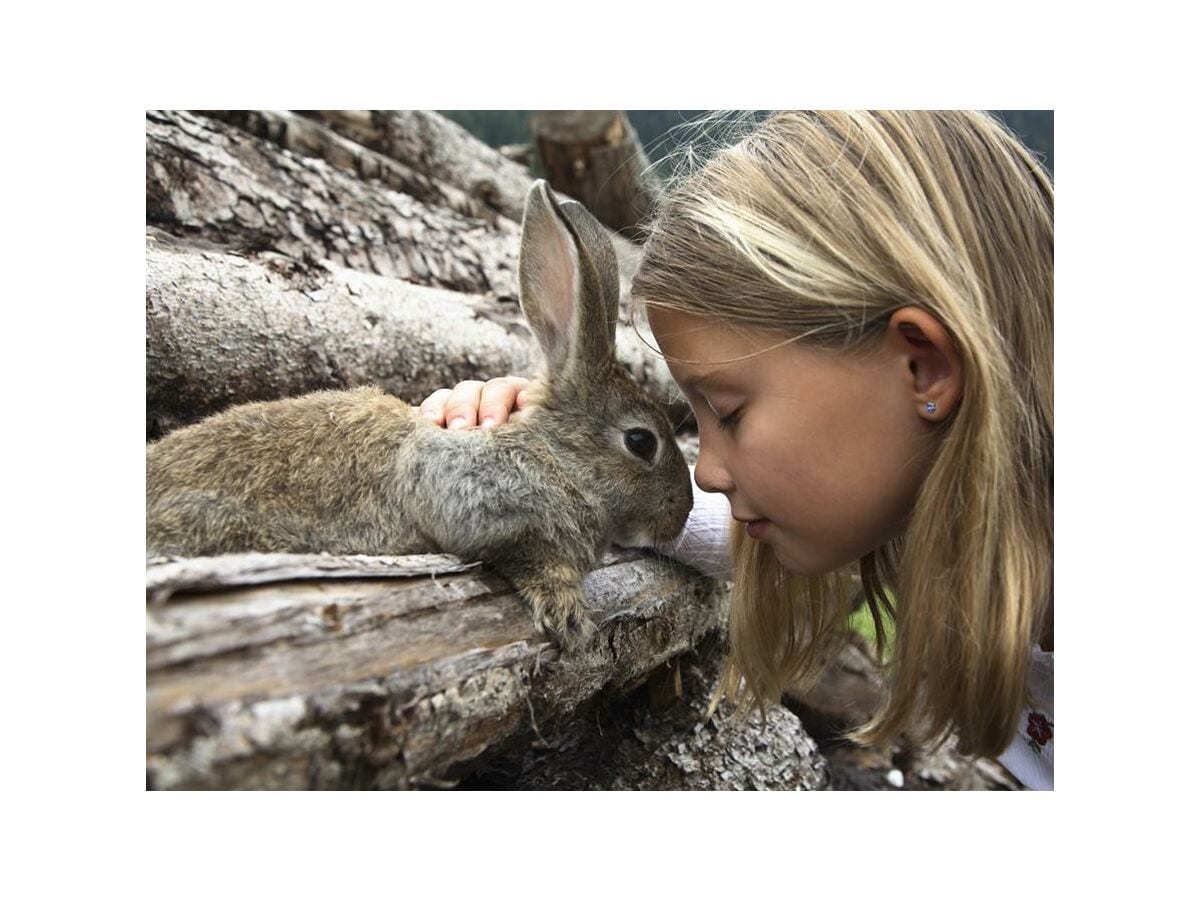 TVBStubaiTirol_Maedchen_mit_Hase