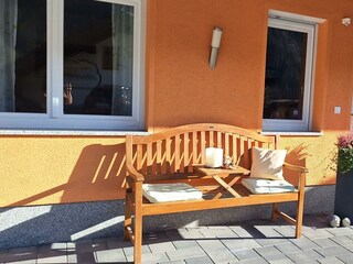 Eingang mit Sitzbank