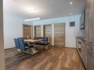 Esstisch für ausreichet Platz für vier Personen