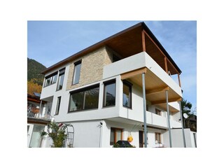 Haus im Sommer von vorne