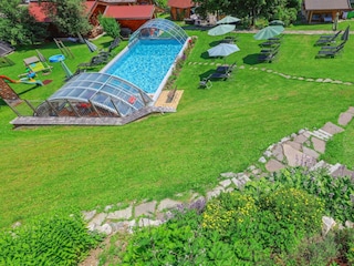 5000 m² Garten mit beheiztem und überdachtem Pool