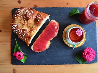 Hausgemachter Hefezopf mit Rosenmarmelade