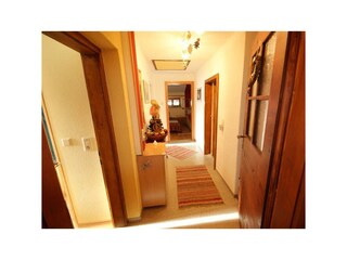 Flur von der Eingangstür gesehen