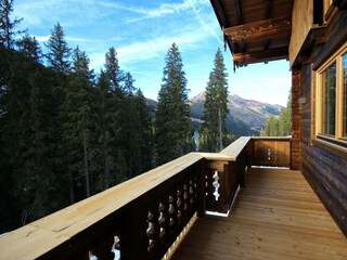 Chalet von Balkon aus Blick auf Berg Sommer
